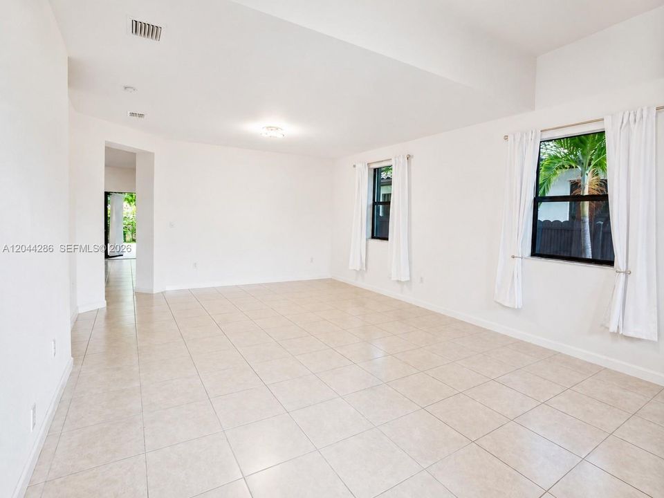 В аренду: $3,400 (3 спален, 2 ванн, 2736 Квадратных фут)