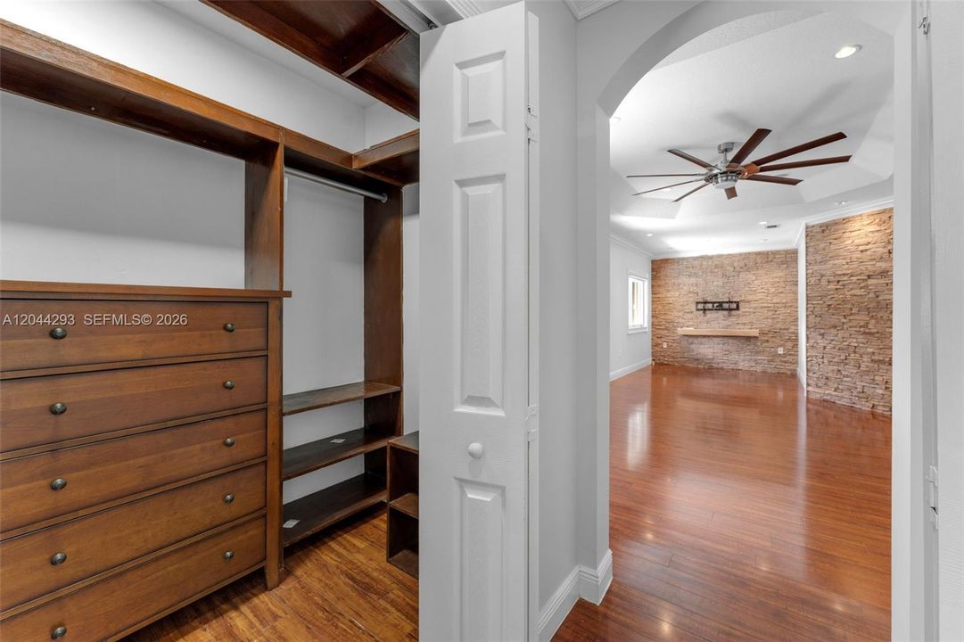 В аренду: $4,500 (5 спален, 3 ванн, 3218 Квадратных фут)