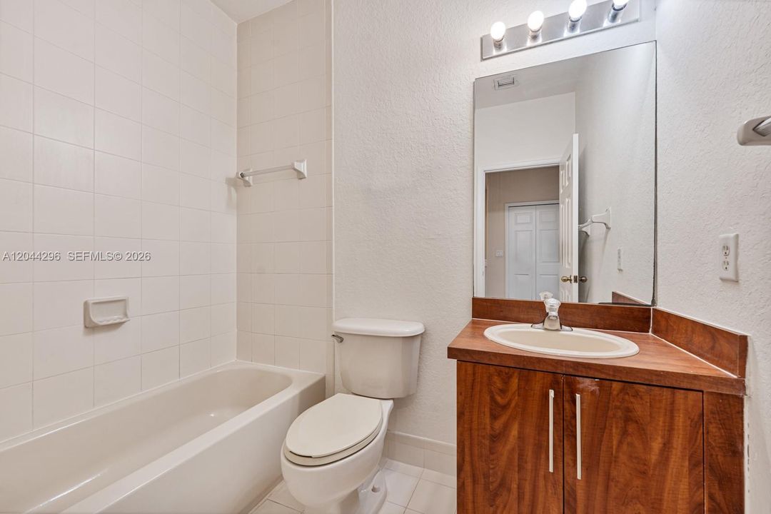 На продажу: $349,999 (4 спален, 2 ванн, 1852 Квадратных фут)
