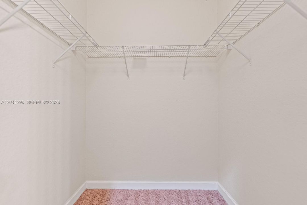 На продажу: $349,999 (4 спален, 2 ванн, 1852 Квадратных фут)