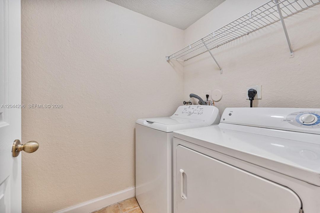 На продажу: $349,999 (4 спален, 2 ванн, 1852 Квадратных фут)