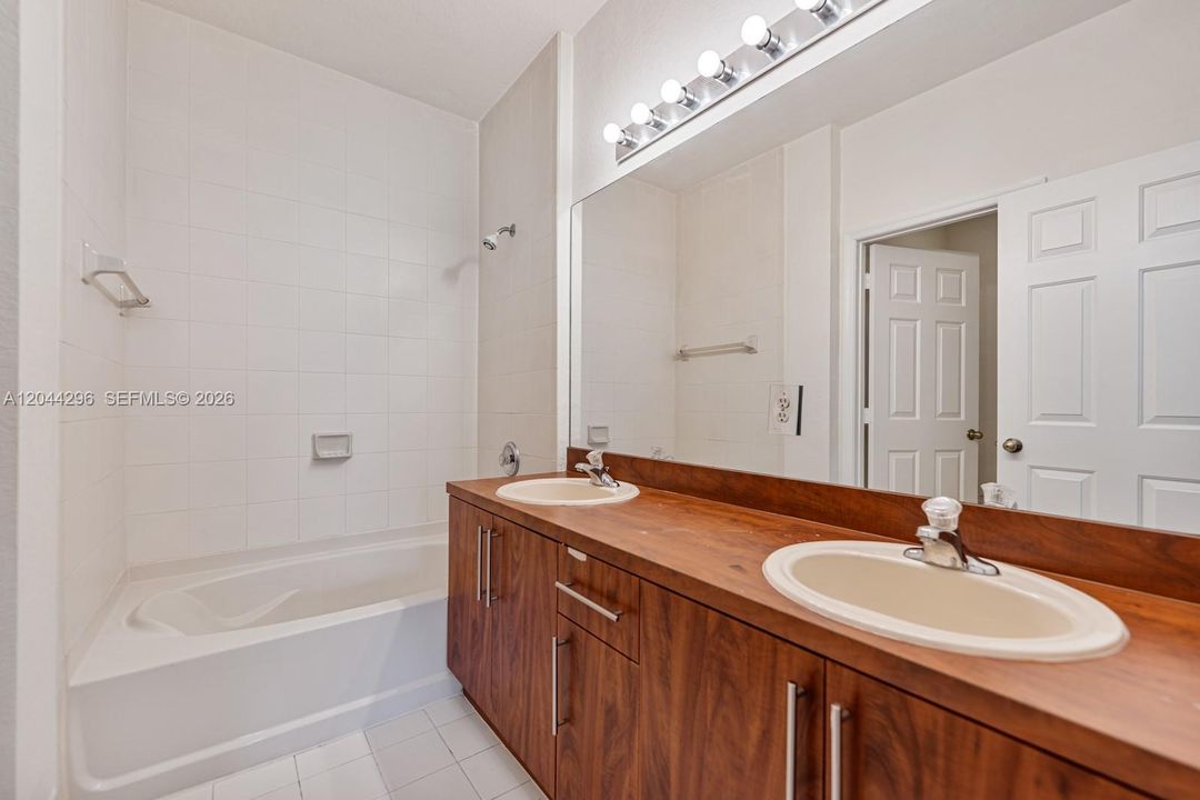 На продажу: $349,999 (4 спален, 2 ванн, 1852 Квадратных фут)