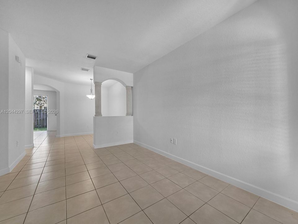 На продажу: $344,999 (4 спален, 2 ванн, 1852 Квадратных фут)