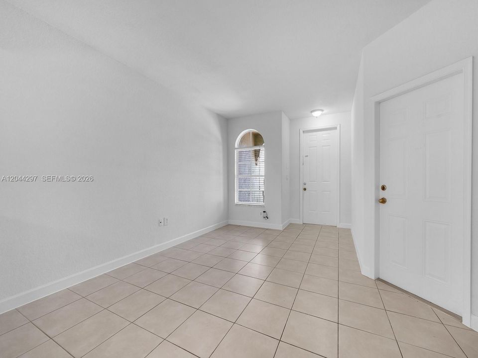На продажу: $344,999 (4 спален, 2 ванн, 1852 Квадратных фут)