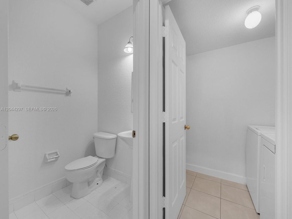 На продажу: $344,999 (4 спален, 2 ванн, 1852 Квадратных фут)