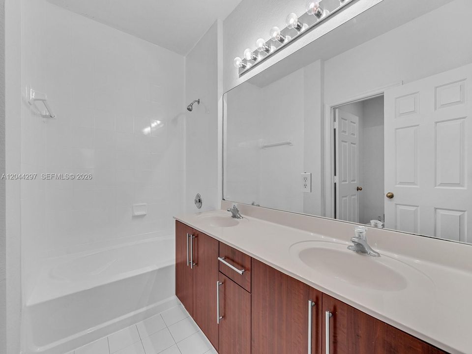 На продажу: $344,999 (4 спален, 2 ванн, 1852 Квадратных фут)