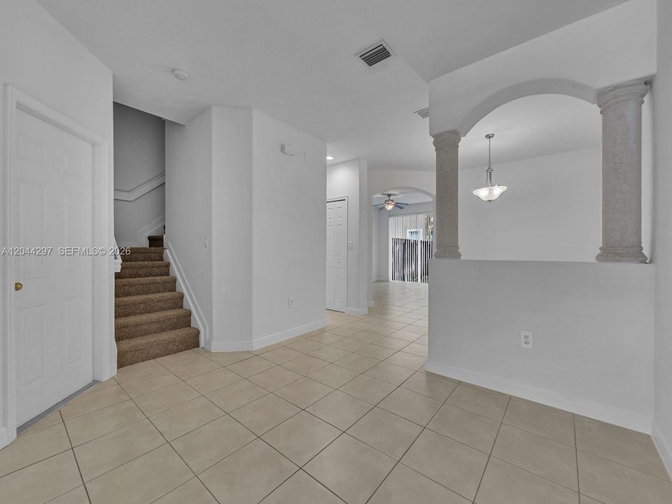 На продажу: $344,999 (4 спален, 2 ванн, 1852 Квадратных фут)