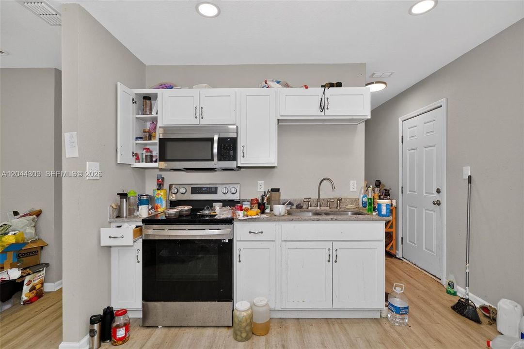 For Sale: $155,000 (3 beds, 1 baths, 864 Square Feet)
