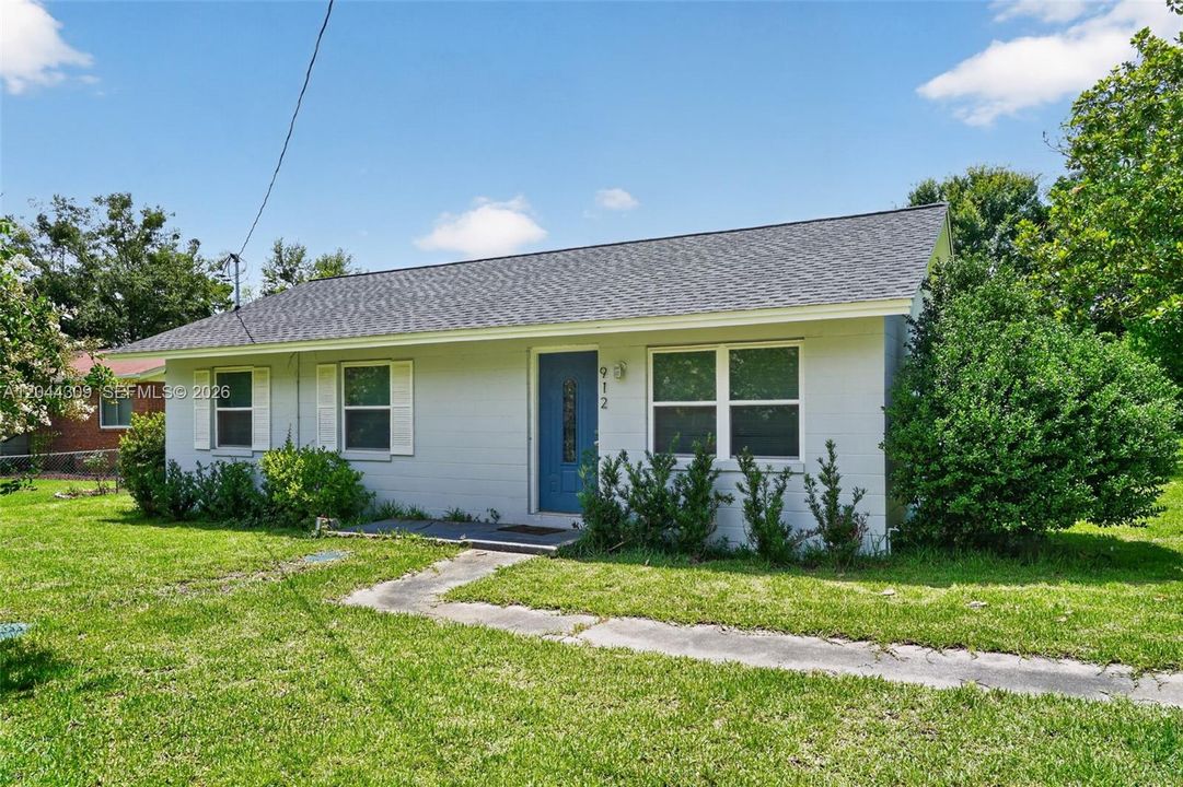 For Sale: $155,000 (3 beds, 1 baths, 864 Square Feet)