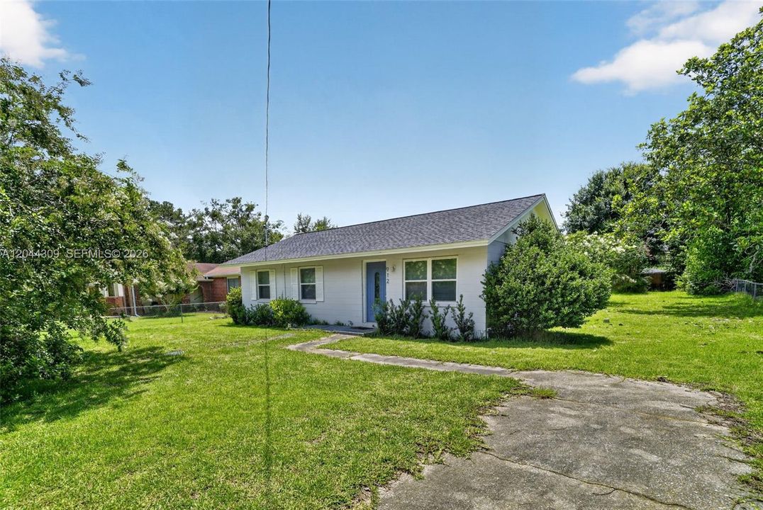 For Sale: $155,000 (3 beds, 1 baths, 864 Square Feet)