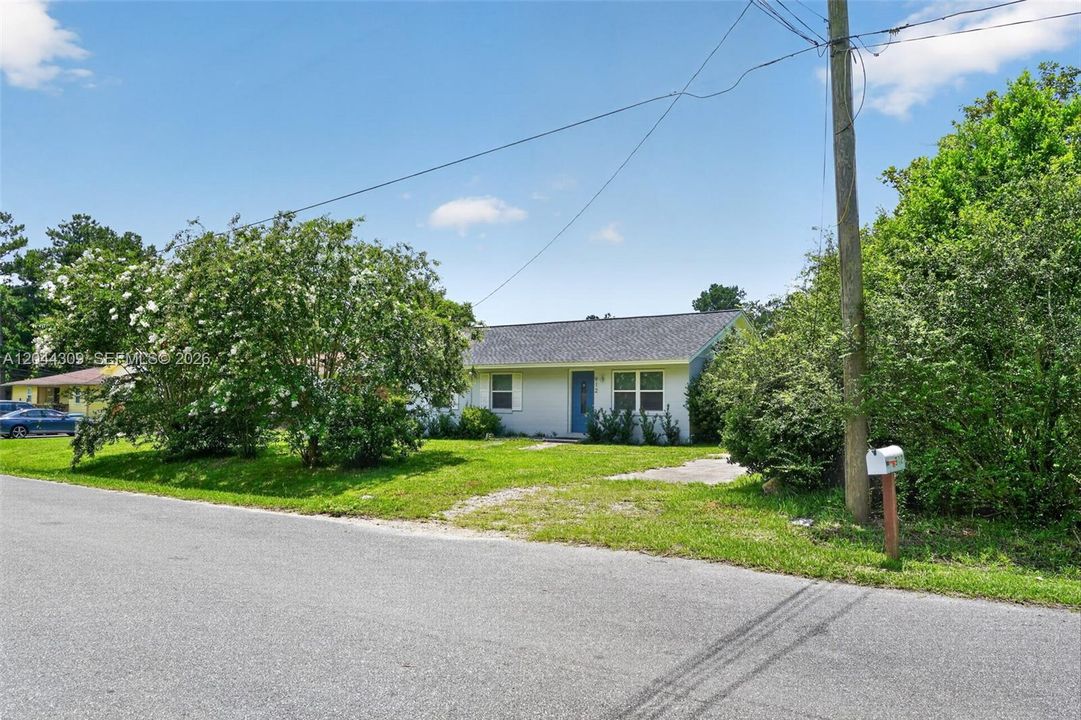 For Sale: $155,000 (3 beds, 1 baths, 864 Square Feet)
