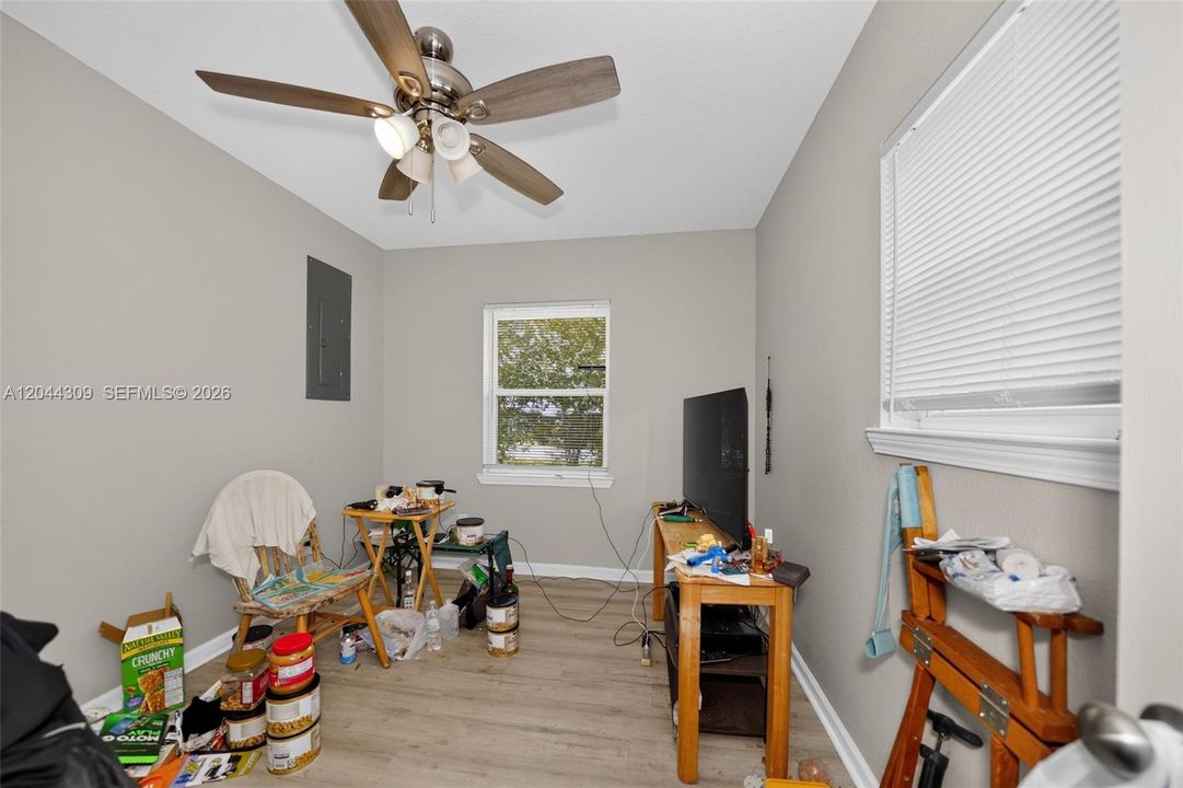 For Sale: $155,000 (3 beds, 1 baths, 864 Square Feet)
