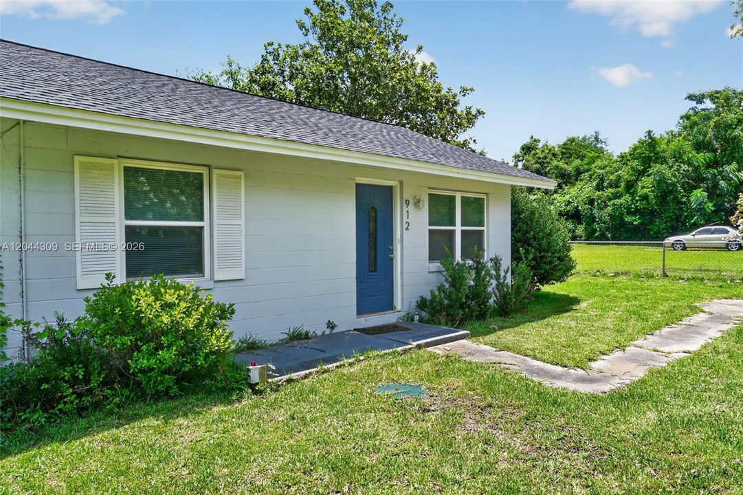 For Sale: $155,000 (3 beds, 1 baths, 864 Square Feet)