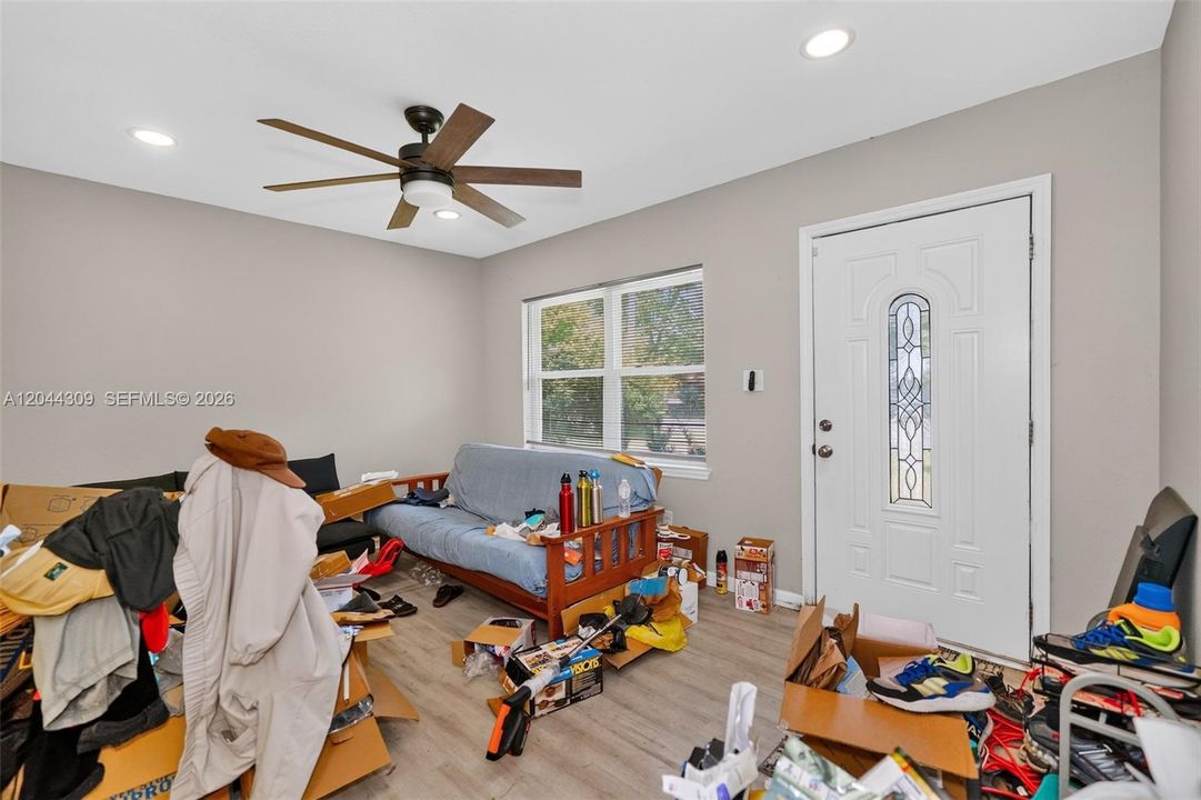 For Sale: $155,000 (3 beds, 1 baths, 864 Square Feet)
