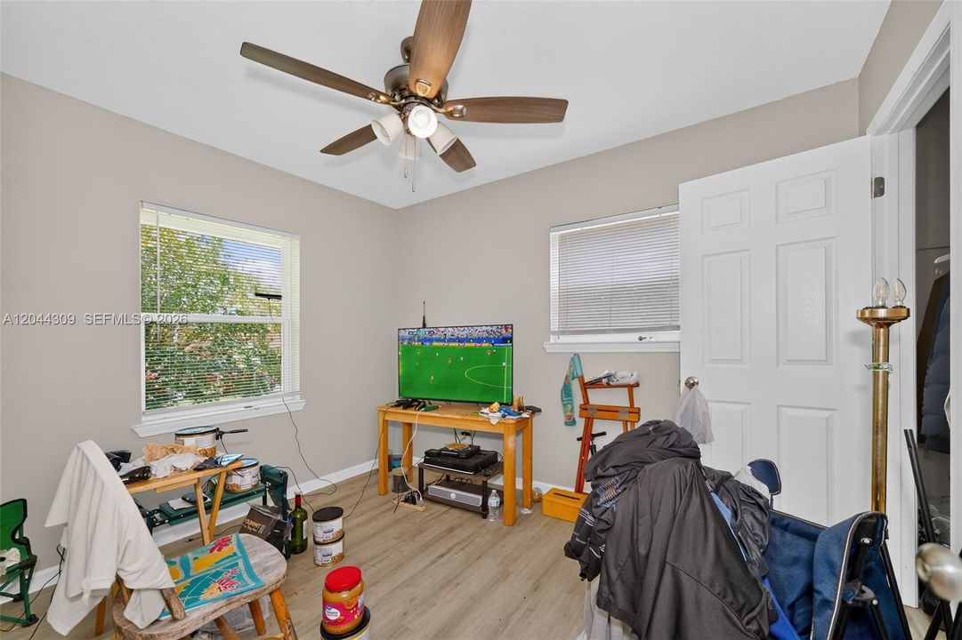 For Sale: $155,000 (3 beds, 1 baths, 864 Square Feet)