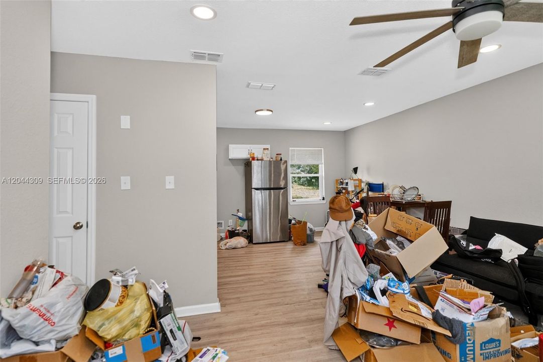 For Sale: $155,000 (3 beds, 1 baths, 864 Square Feet)