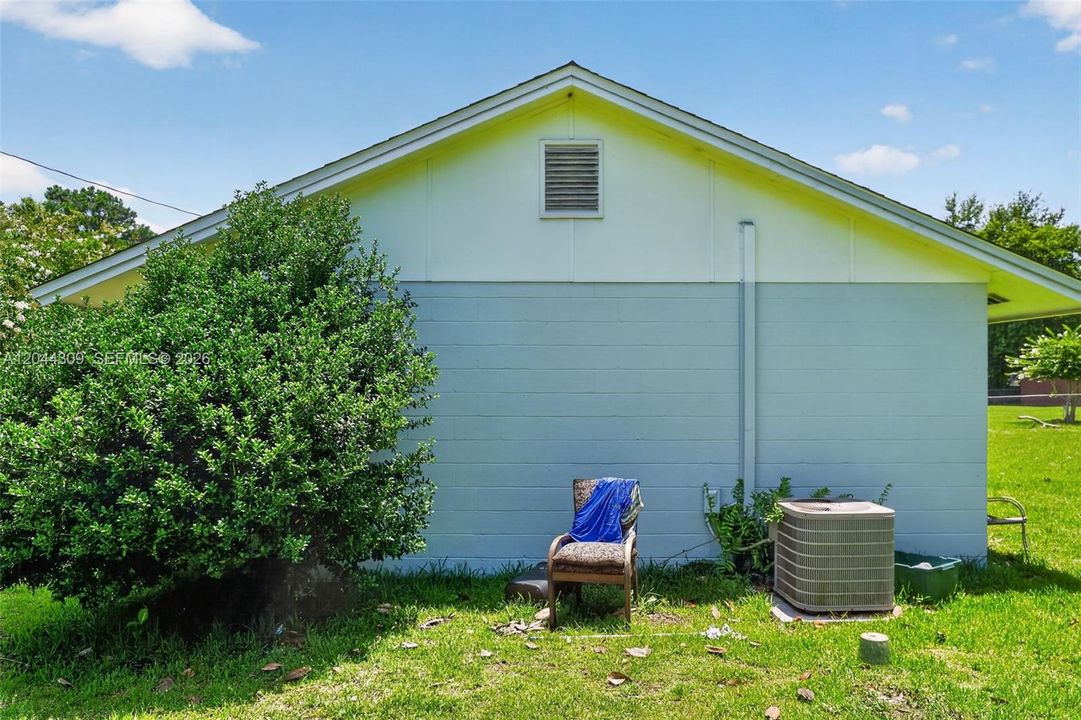 For Sale: $155,000 (3 beds, 1 baths, 864 Square Feet)