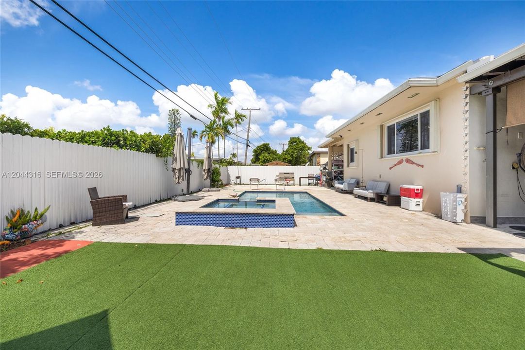 En Venta: $849,900 (3 camas, 2 baños, 1535 Pies cuadrados)