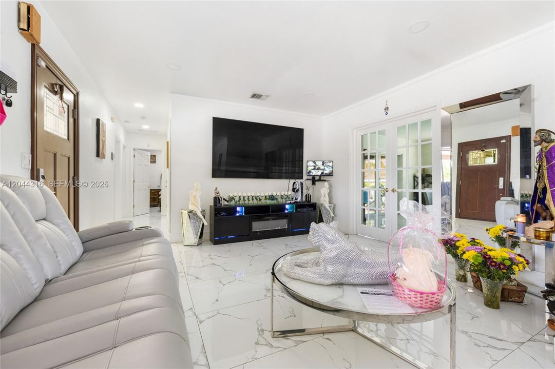 En Venta: $849,900 (3 camas, 2 baños, 1535 Pies cuadrados)