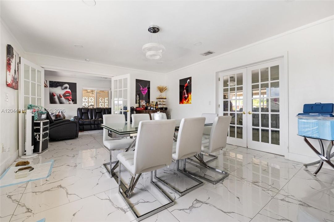 En Venta: $849,900 (3 camas, 2 baños, 1535 Pies cuadrados)