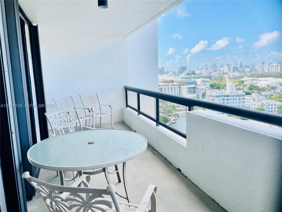 For Sale: $750,000 (2 beds, 2 baths, 890 Square Feet)
