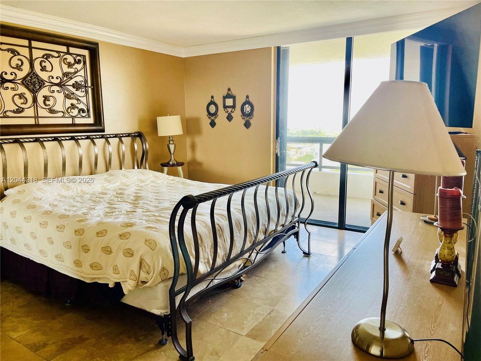 For Sale: $750,000 (2 beds, 2 baths, 890 Square Feet)