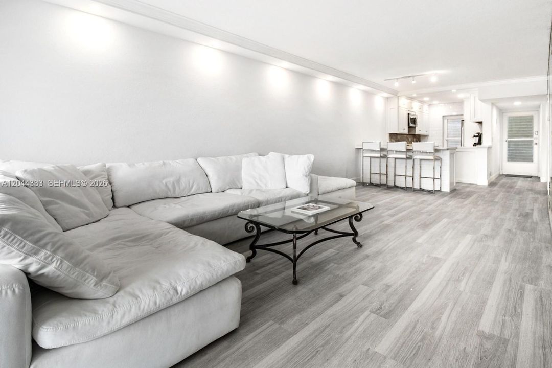 For Sale: $379 (2 beds, 2 baths, 1000 Square Feet)