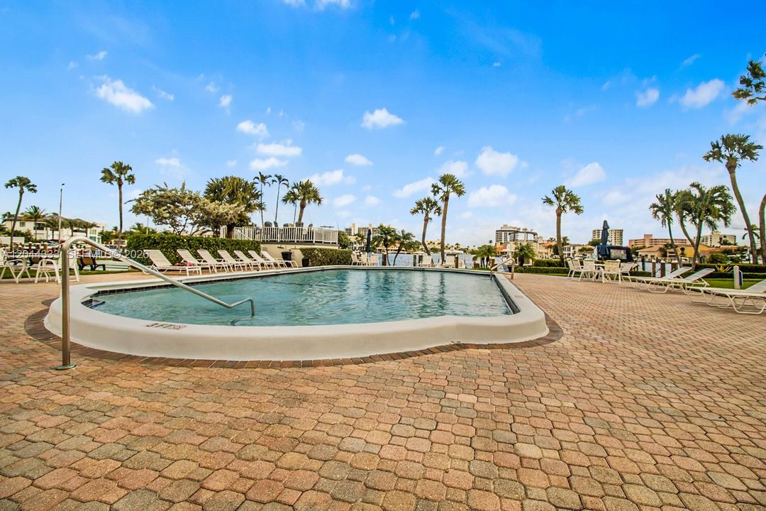 For Sale: $379 (2 beds, 2 baths, 1000 Square Feet)