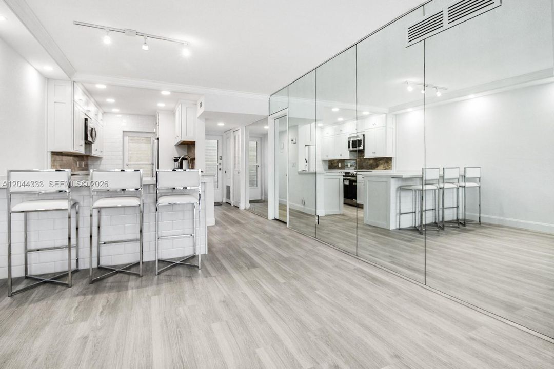For Sale: $379 (2 beds, 2 baths, 1000 Square Feet)
