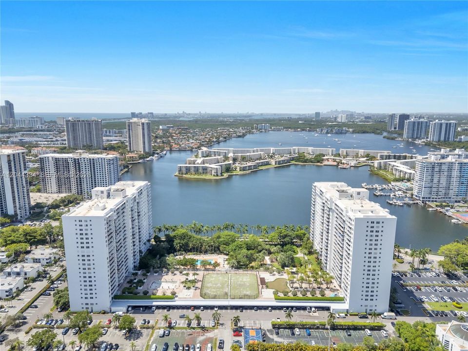 En Venta: $305,000 (2 camas, 2 baños, 1220 Pies cuadrados)