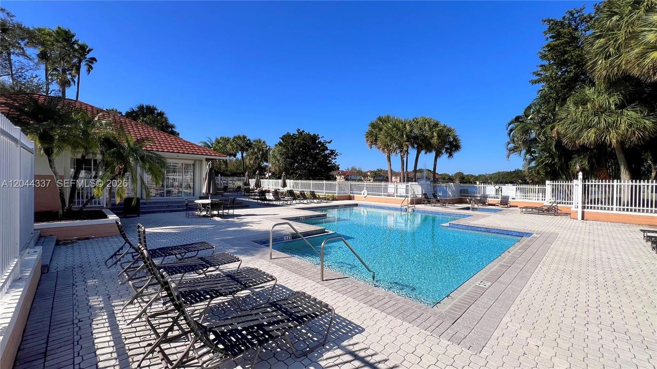 For Sale: $284,900 (2 beds, 2 baths, 1097 Square Feet)