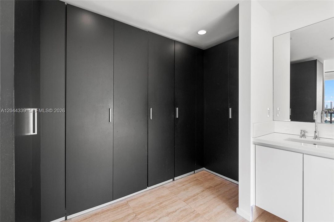 For Rent: $14,000 (3 beds, 2 baths, 1974 Square Feet)