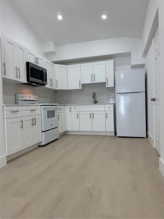 For Rent: $3,285 (3 beds, 3 baths, 1100 Square Feet)