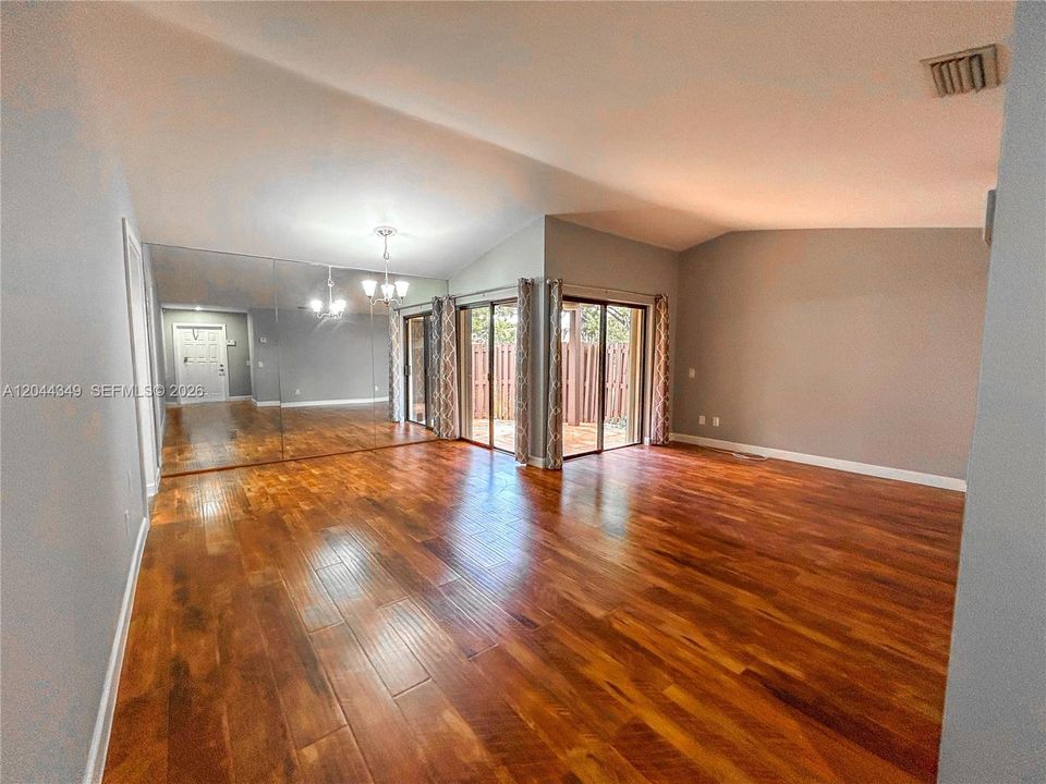 For Sale: $349,000 (1 beds, 1 baths, 710 Square Feet)