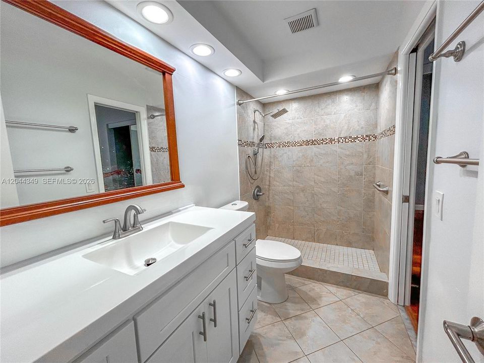 For Sale: $349,000 (1 beds, 1 baths, 710 Square Feet)
