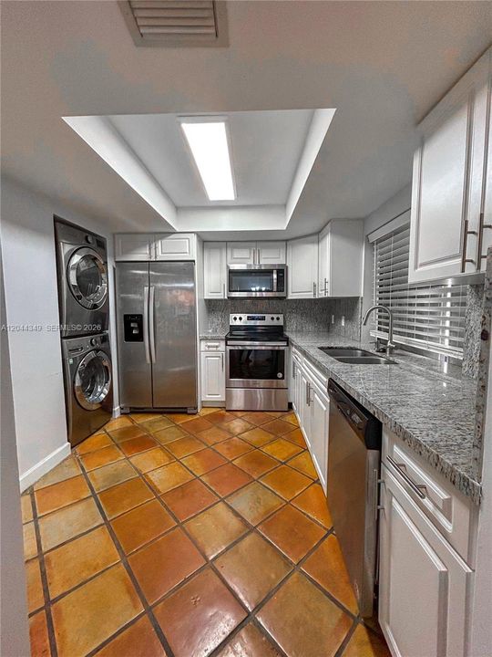 For Sale: $349,000 (1 beds, 1 baths, 710 Square Feet)