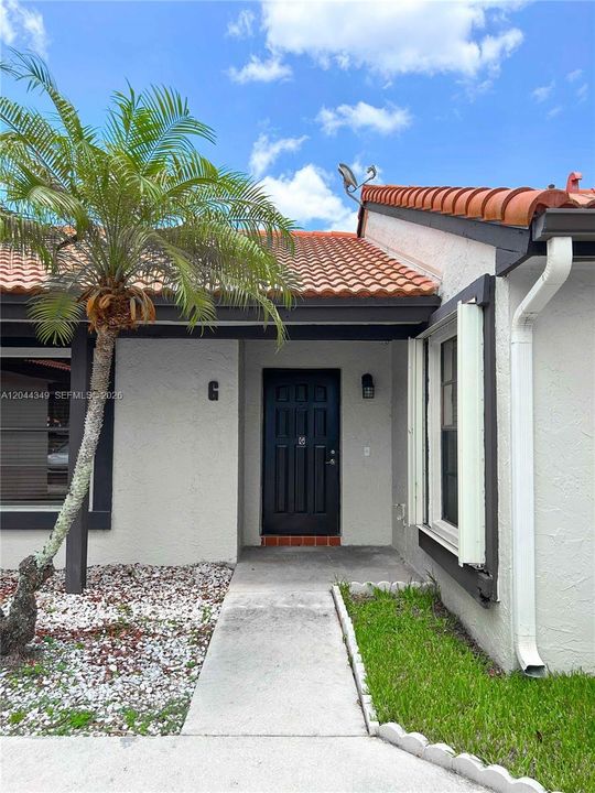 For Sale: $349,000 (1 beds, 1 baths, 710 Square Feet)