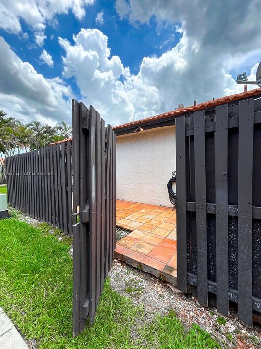For Sale: $349,000 (1 beds, 1 baths, 710 Square Feet)