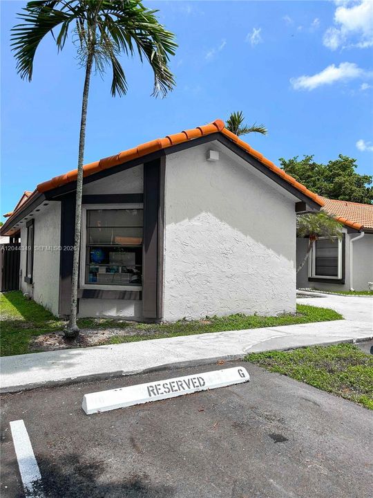 For Sale: $349,000 (1 beds, 1 baths, 710 Square Feet)