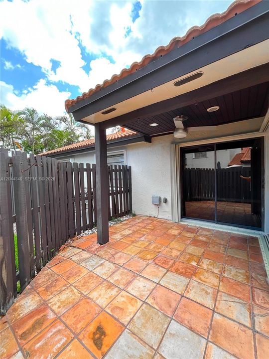 For Sale: $349,000 (1 beds, 1 baths, 710 Square Feet)