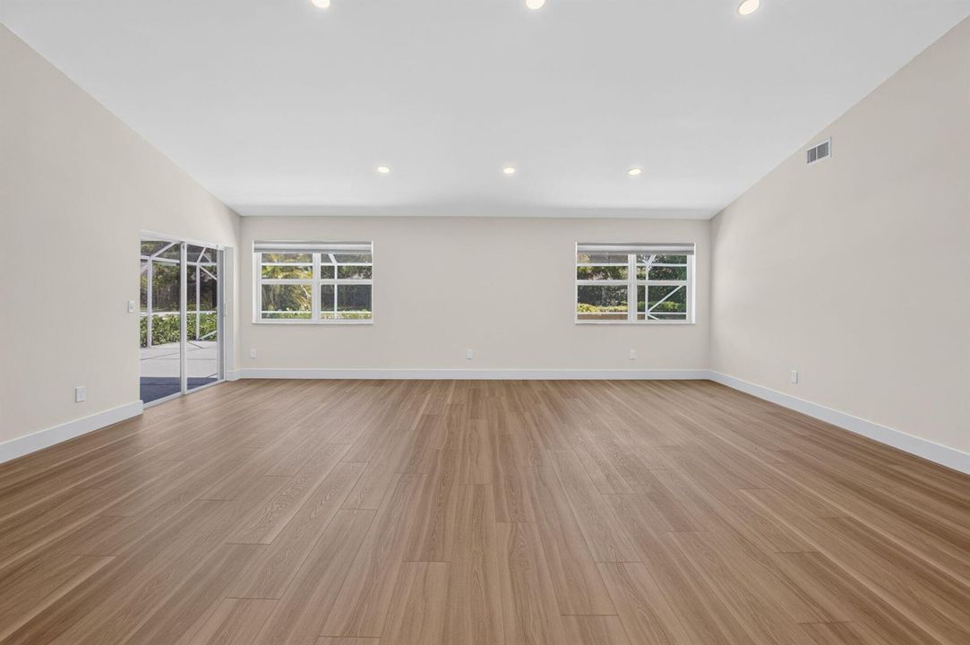 ENORMOUS LIVING/DINING AREA