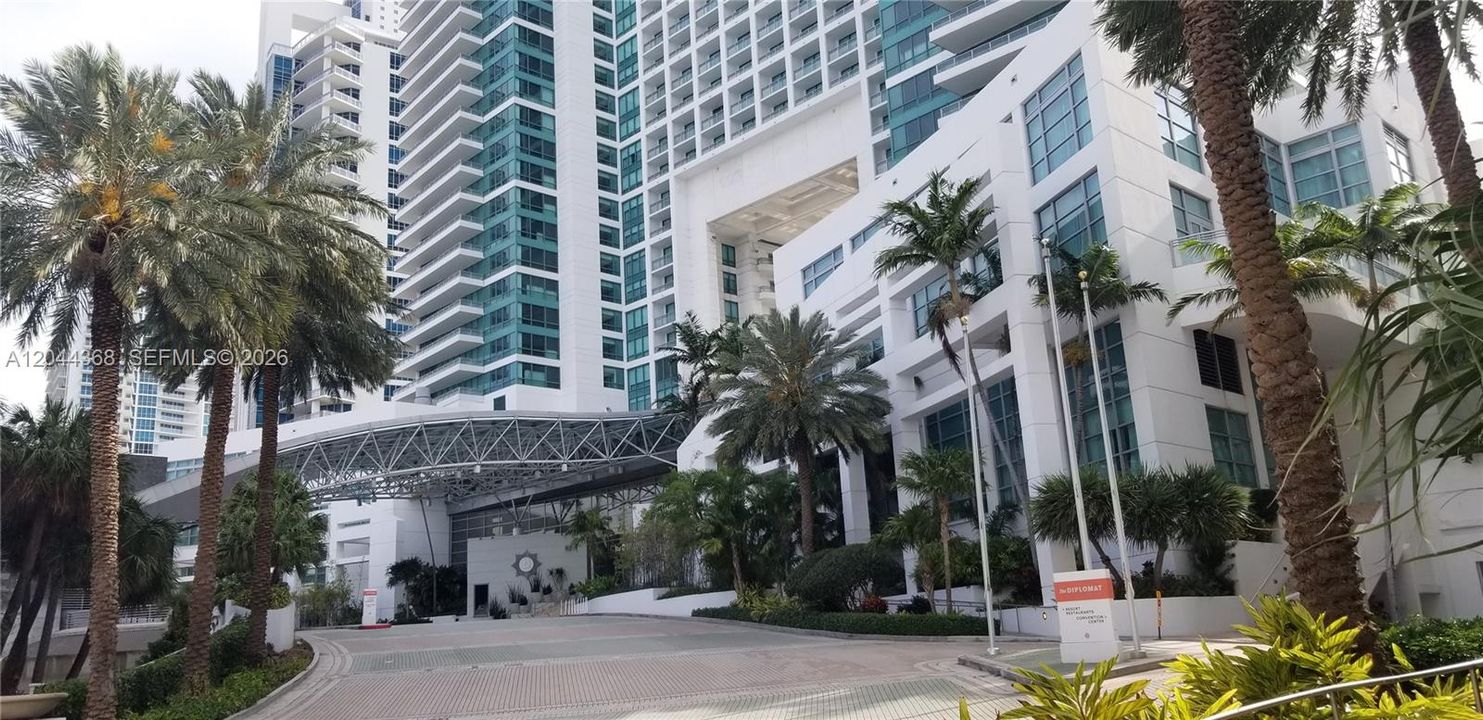 famous Diplomat Hilton hotel with lots to do can walk too