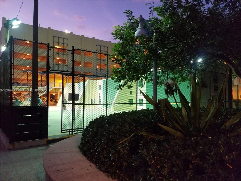 publlic sports courts  close by