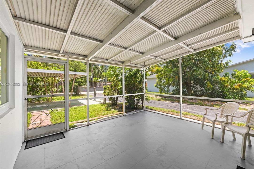 En Venta: $650,000 (4 camas, 2 baños, 1935 Pies cuadrados)