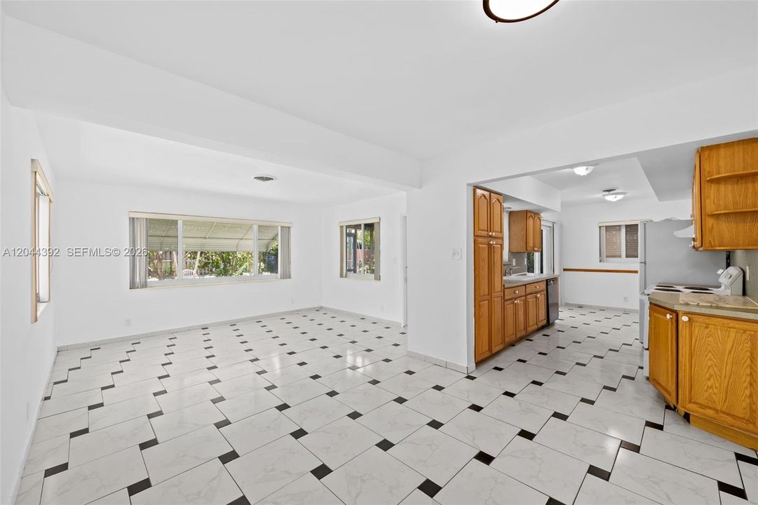 En Venta: $650,000 (4 camas, 2 baños, 1935 Pies cuadrados)