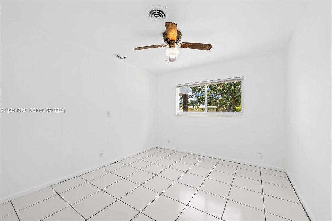 En Venta: $650,000 (4 camas, 2 baños, 1935 Pies cuadrados)
