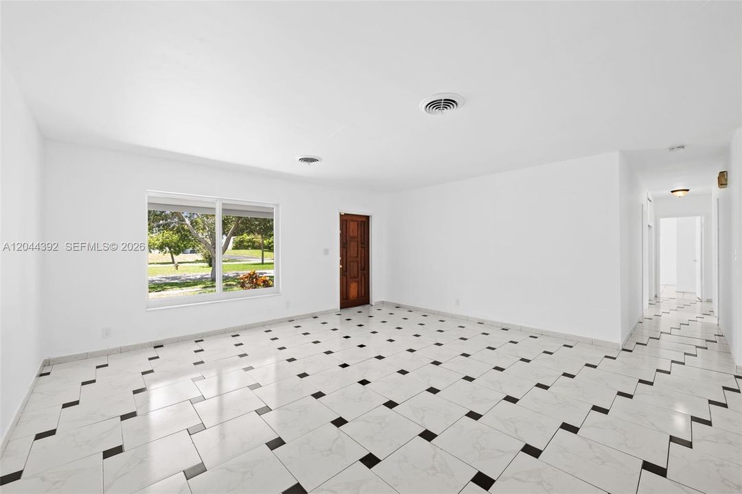 En Venta: $650,000 (4 camas, 2 baños, 1935 Pies cuadrados)