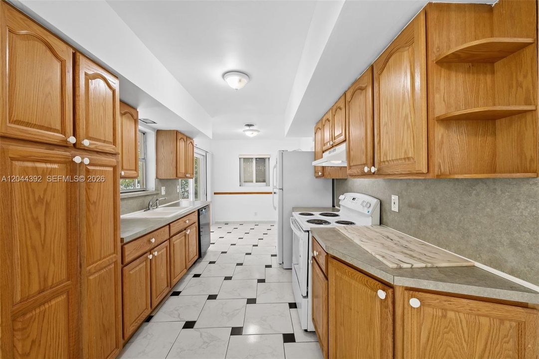 En Venta: $650,000 (4 camas, 2 baños, 1935 Pies cuadrados)