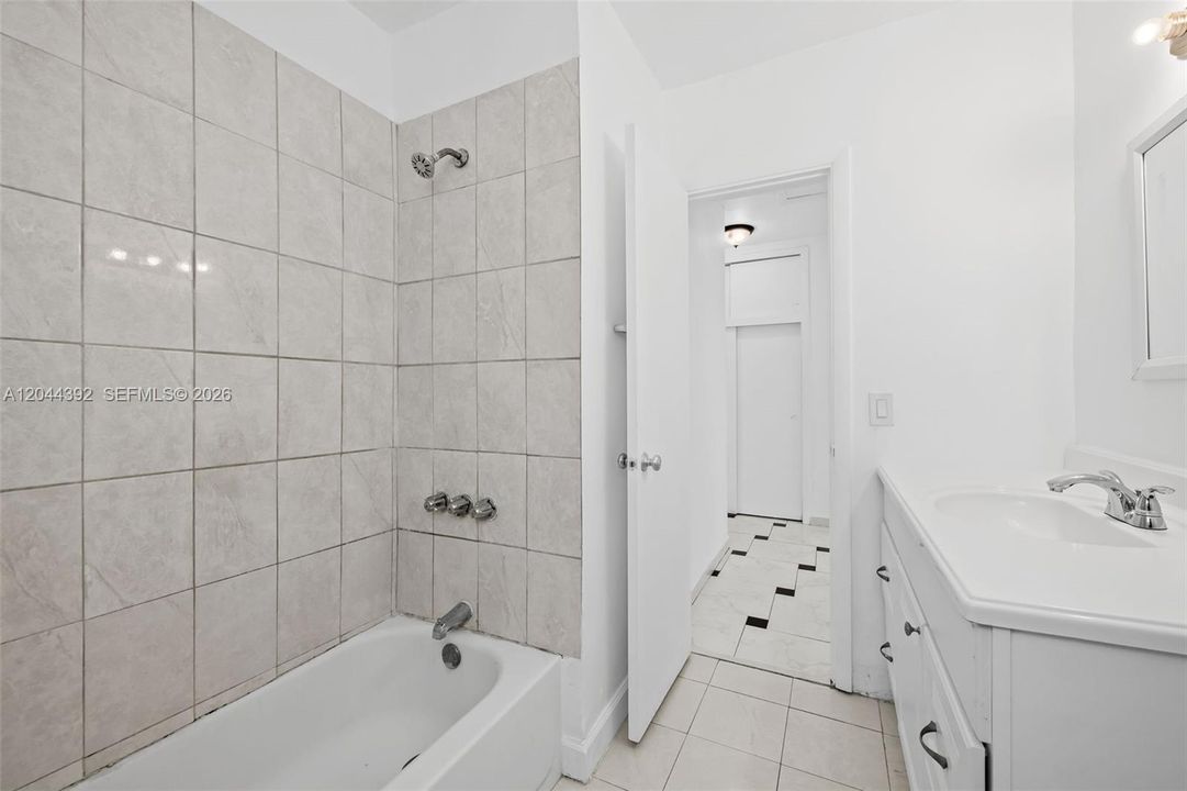En Venta: $650,000 (4 camas, 2 baños, 1935 Pies cuadrados)