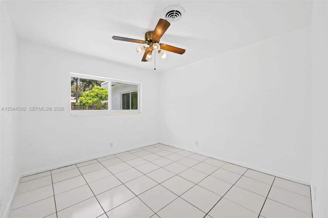 En Venta: $650,000 (4 camas, 2 baños, 1935 Pies cuadrados)